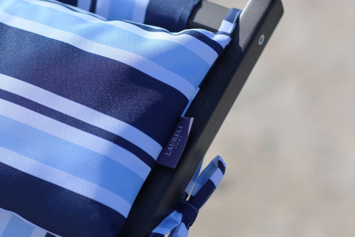 Folding beach chair - striped blue