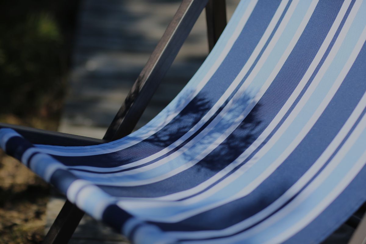 Folding beach chair - striped blue