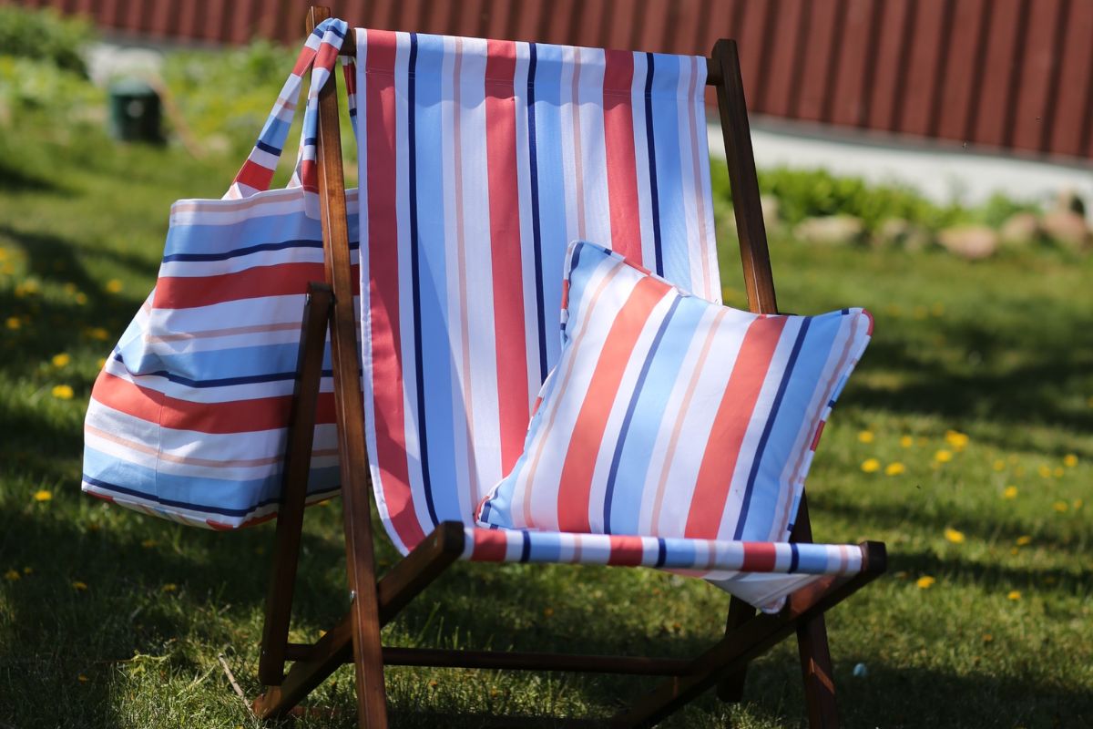 Folding beach chair - striped pink